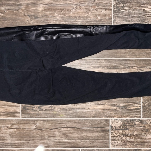 Like new only worn once high shine spanx size medium leggings - Picture 3 of 4